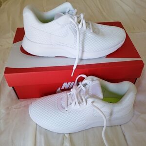 NEW Women's Nike Tanjun EasyOn Sneakers